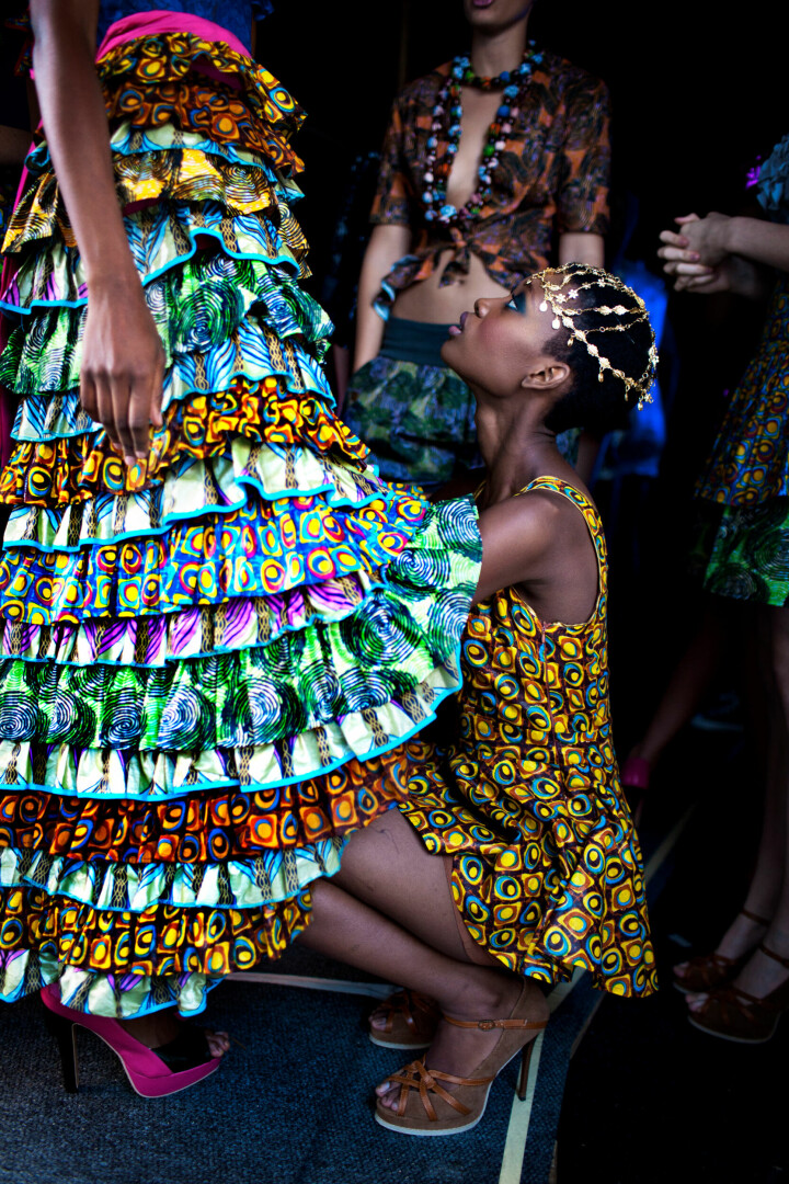 Backstage får modellen Thembi Kobedi hjälp av den sydafrikabaserade kenyanska designern Liz Ogumbo. Snart är det dags för en show under »South Africa Fashion Week« i Rosebank, Johannesburg 2012. Foto: Per-Anders Pettersson