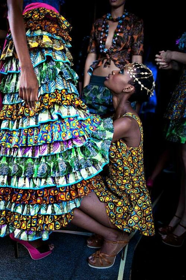 Backstage får modellen Thembi Kobedi hjälp av den sydafrikabaserade kenyanska designern Liz Ogumbo. Snart är det dags för en show under »South Africa Fashion Week« i Rosebank, Johannesburg 2012.