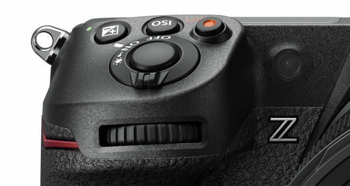 Ena sidan av Nikon Z9. Här syns knappar för ISO, exponeringskompensation och video.