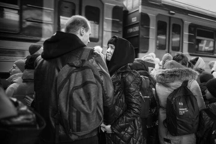 Årets bild 2022: Tågstationen i Kharkiv, mars 2022. När kriget bröt ut införde Ukraina generell mobilisering för män mellan 18 och 60 år. De första krigsveckorna tas många känslosamma farväl mellan älskande par på tågstationer runt om i Ukraina. Ur juryns motivering: ”Årets Bild lyckas med det som bildjournalistiken gör då den är som allra bäst – den hjälper oss att känna med människor på helt andra platser än vår egen.”