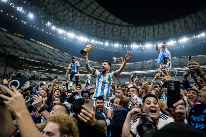 Årets sportbild 2022: Argentinas lagkapten Lionel Messi jublar med VM-pokalen bland medspelare, familj och fans efter att laget vunnit VM-finalen i fotboll mot Frankrike den 18 december 2022 i Doha, Qatar. Foto: Joel Marklund