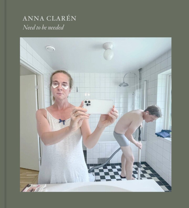 Omslaget till fotoboken ”Need to be needed” av Anna Clarén, som ges ut av Bokförlaget Max Ström i april.