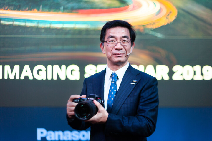 Yosuke Yamane, chef över Panasonics bilddivision, med nya Panasonic Lumix S1.