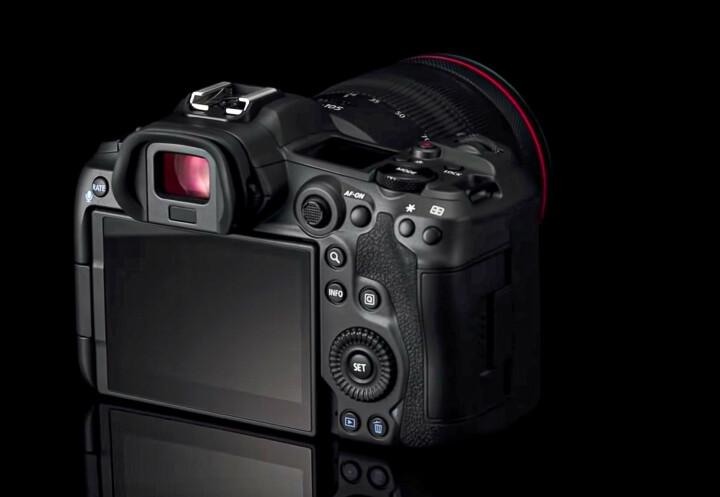 Baksidan på Canon EOS R5.