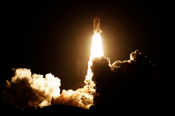 Kennedy Space Center i Florida, klockan 20.47 den 9 december 2006. Christer Fuglesang skjuts ut i rymden. »Det var en sådan här ”larger than life”-upplevelse. Jag stod där och tog bilder och kände hur euforin svepte över mig«, beskriver Pontus känslan vid starten.