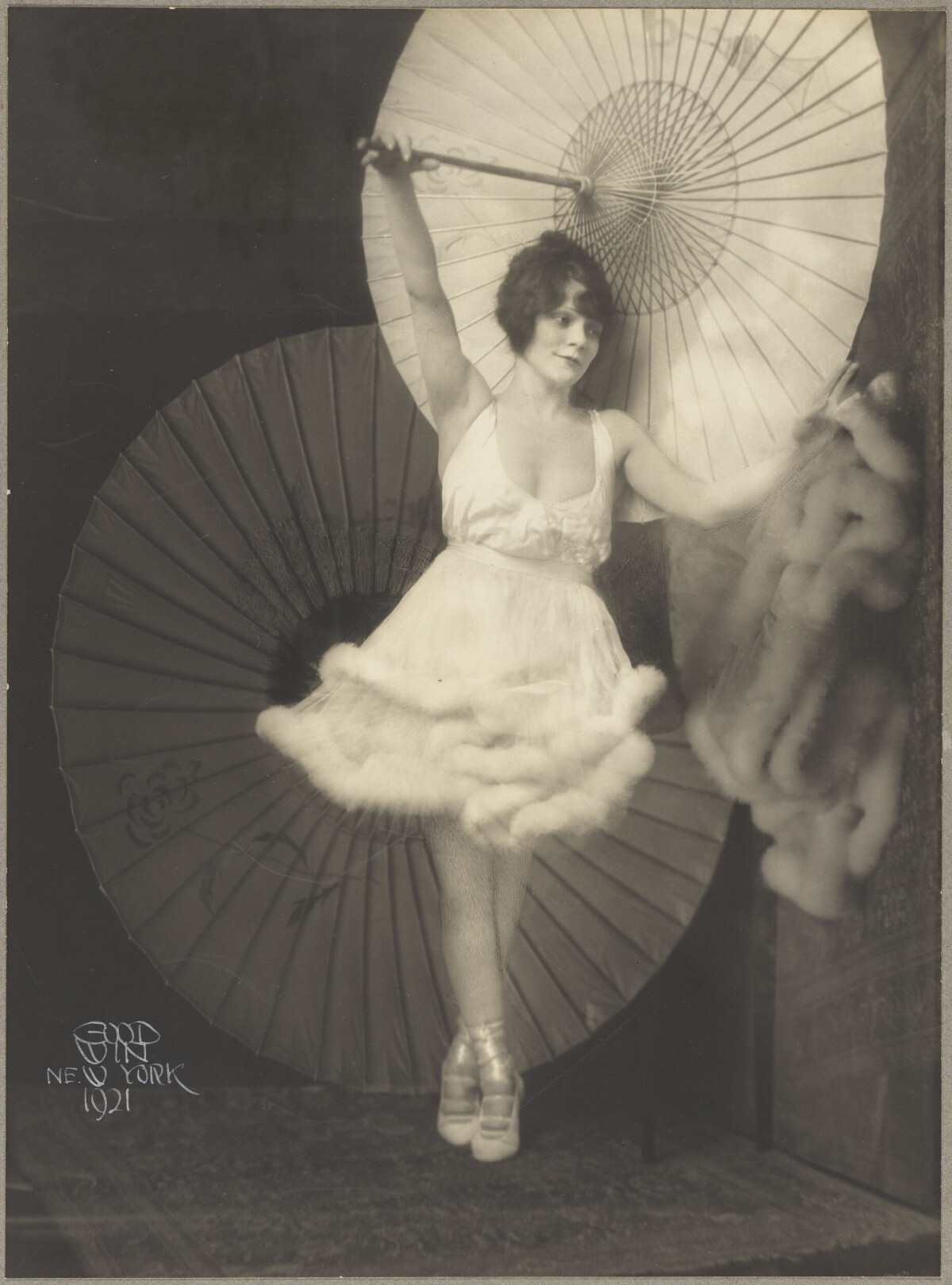 Jennadean Engleman, artistnamn Bird Millman, lindansare, 1921.