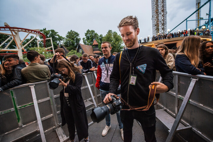 Petter gör sig redo i det så kallade diket nedanför scenen. Snart börjar konserten. Petter gör sig redo i det så kallade diket nedanför scenen. Snart börjar konserten.