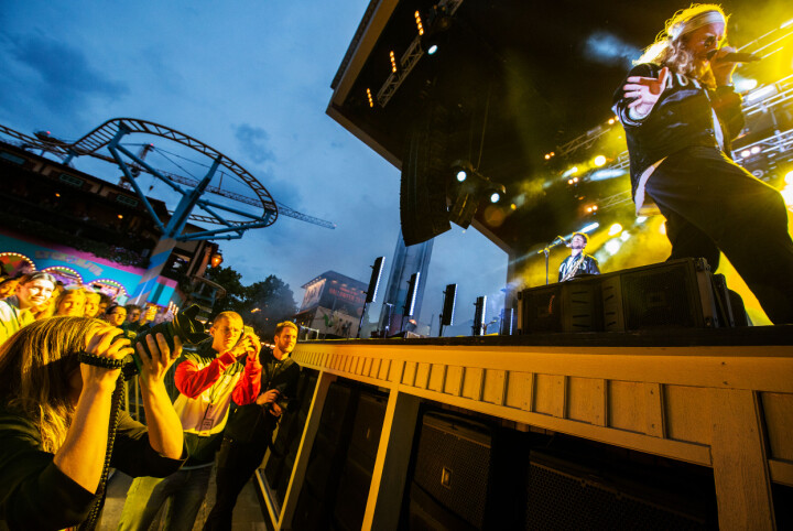 Under tre låtar får fotograferna vara i diket. Det är standard när det handlar om konsertfotografering. »Ingen verkar längre veta helt säkert varför det är så«, förklarar Petter. Under tre låtar får fotograferna vara i diket. Det är standard när det handlar om konsertfotografering. »Ingen verkar längre veta helt säkert varför det är så«, förklarar Petter.