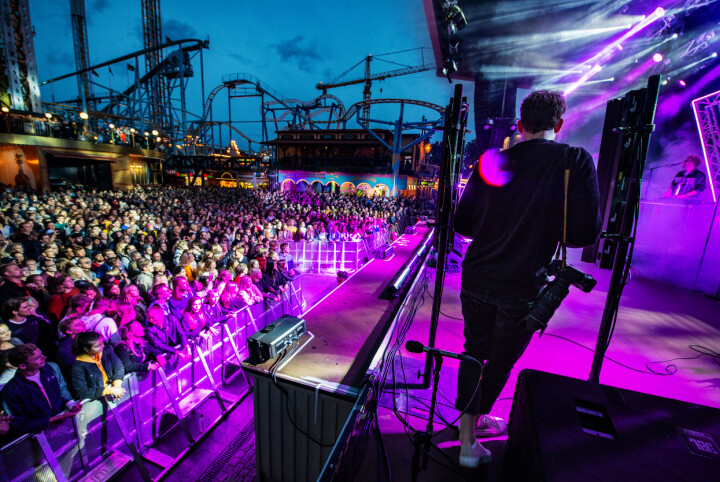 Uppe på scenen försöker Petter fånga samspelet mellan artisterna och publiken. Han får fotografera här eftersom Gröna Lund är uppdragsgivare, de anlitar Rockfoto till alla sina konserter. Uppe på scenen försöker Petter fånga samspelet mellan artisterna och publiken. Han får fotografera här eftersom Gröna Lund är uppdragsgivare, de anlitar Rockfoto till alla sina konserter.