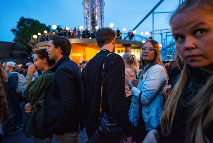 Efter att ha fotograferat vid scenen tar sig Petter igenom publikhavet, för att få andra fotovinklar. Efter att ha fotograferat vid scenen tar sig Petter igenom publikhavet, för att få andra fotovinklar.