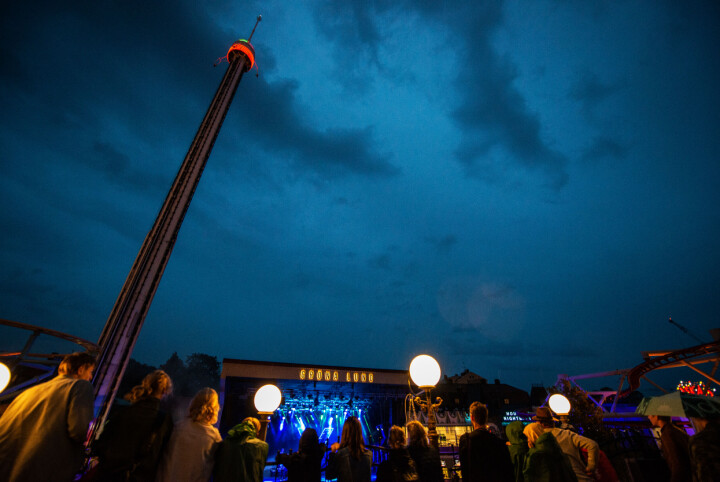 Mörkret lägger sig över Gröna Lund medan Movits spelar. Men det gör samtidigt att scenbelysningen får en allt mer framträdande roll. Mörkret lägger sig över Gröna Lund medan Movits spelar. Men det gör samtidigt att scenbelysningen får en allt mer framträdande roll.
