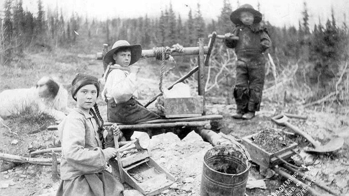 Barn gräver efter guld i Kanada runt 1898.