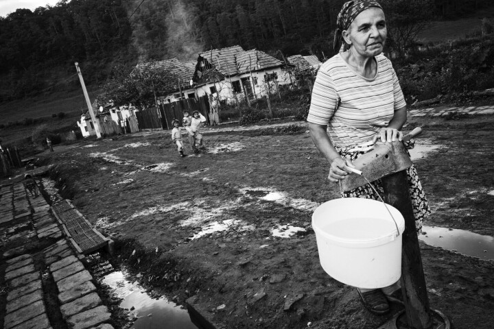 21 maj 2010. Apold, Rumänien. Filomenia Ceinioc bär vatten från Apolds enda vattenpump. De rumänska romerna trodde att situationen skulle bli bättre i och med medlemskapet i EU, men mycket lite har hänt.
