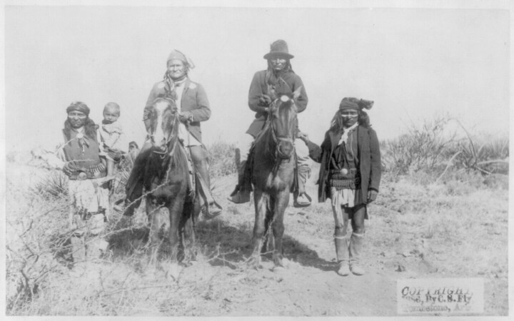En av de tidigare fotograferna som kallades för bildjournalsiter var CS Fly som bland annat fotograferade dessa bilder av indiankrigare under pågående stridigheter mot den amerikanska armen.