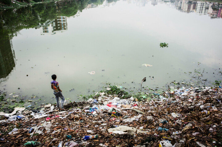 Det är i Dhakas slumområden som klimatflyktingarna oftast hamnar. Trots de tuffa förhållandena var det viktigt för Troy att förhålla sig neutral inför det han mötte – så att han visar upp en så korrekt bild som möjligt.