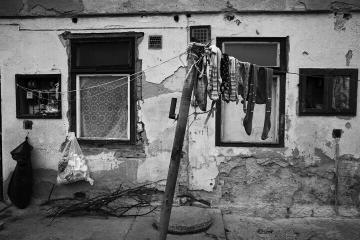 20 november 2015. Ozd, norra Ungern. I utkanten av staden Ozd vid järnvägen, bor runt 400 romer i vad som närmast kan beskrivas som ett slumområde. Några få toaletter och vattenkranar försörjer de som bor i dessa övergivna områden.