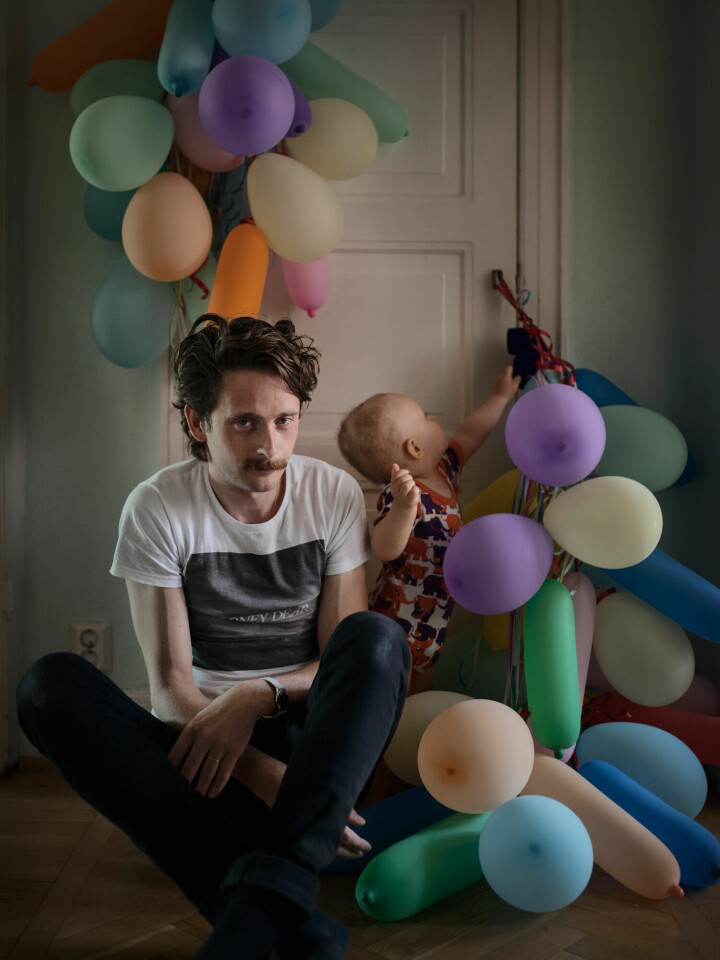 Ingenjören Fredric Janson, 34, föräldraledig med sonen Ossian. Fotografen Johan Bävman har porträtterat en stor mängd pappor och deras barn i projektet »Swedish dads«.