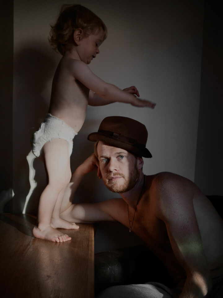 När Johan Bävman var föräldraledig tog han den här bilden av sig själv och sonen Viggo. Den blev grundbulten till hela hans projekt om föräldralediga pappor, en serie av 45 bilder som nu ska turnera med utställningar i 15 olika länder.