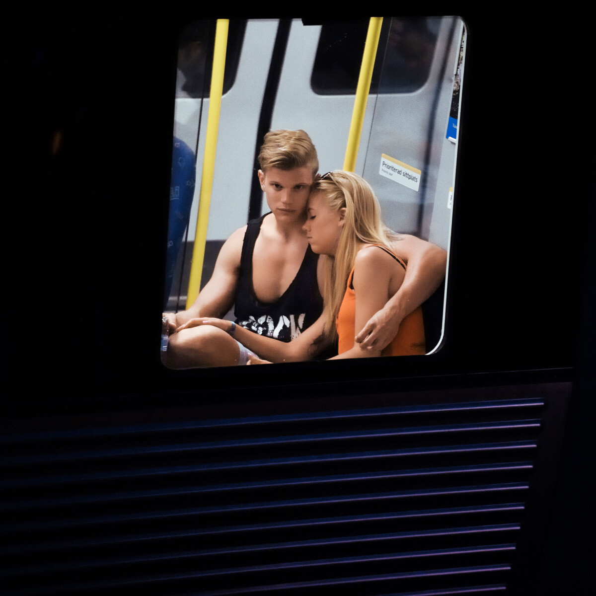 Tunnelbanan i Stockholm samlar många människor av olika slag. »De flesta använder tunnelbanan: rika och fattiga, de som ska till jobbet och de som är på väg till fest«, säger José.