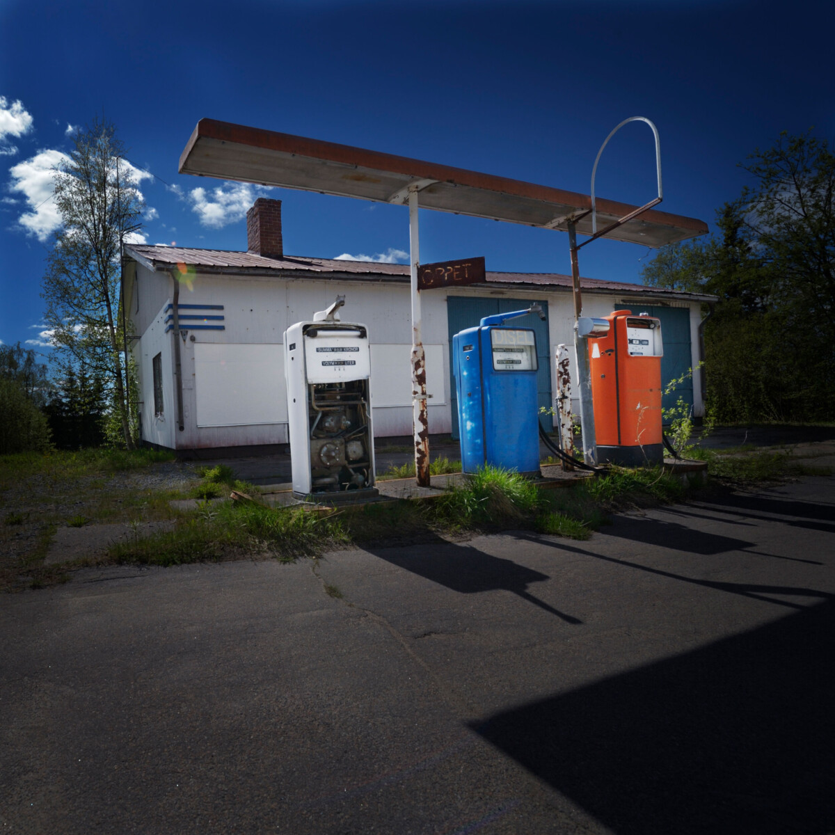 En övergiven bensinstation i Glommersträsk, fotograferad kvart över ett den 13 juni 2012 då José cyklade genom hela Sverige med kameran på pakethållaren. Var tionde sekund togs en bild.