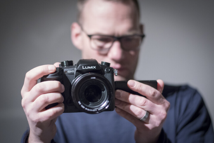 Kamera & Bilds chefredaktör Calle Rosenqvist provfotograferar nya GH5 under Panasonics pressträff.