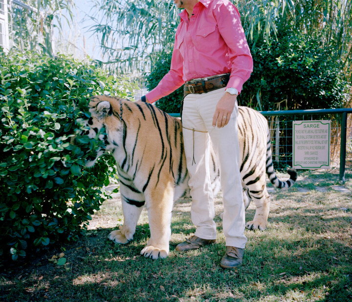 Som en förgrening till Zoo World har Julia även fotograferat människor i Texas som äger tigrar och lejon som husdjur. Foto: Julia Lindemalm
