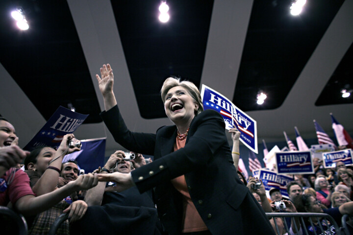 Hillary Clinton hälsar på supportrar vid ett valmöte i Waco, Texas. Bilden är från 2008 då hon försökte vinna demokraternas nominering. Den gången var det Barack Obama som tog hem det, men i år ser resultaten från primärvalen bättre ut för Hillary Clinton. Foto: Thomas Nilsson