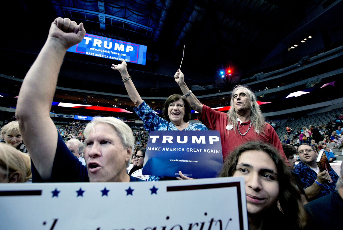 Den republikanske presidentkandidaten Donald Trump håller ett valmöte inför cirka 15 000 personer på American Airlines Arena i Dallas, Texas.