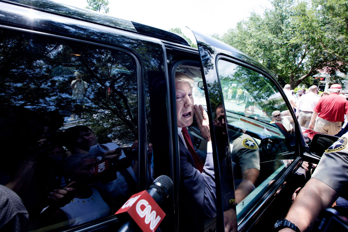 Bluffton, South Carolina, sommaren 2015. Donald Trump håller ett valmöte i en gated community där många äldre konservativa bor. »Donald ville först inte svara på mediernas frågor men kunde inte låta bli att ge CNN några citat. För att vara en som säger att han ”hatar” media så ger han faktiskt fler intervjuer till amerikansk media än någon annan kandidat«, förklarar fotografen Thomas Nilsson.
