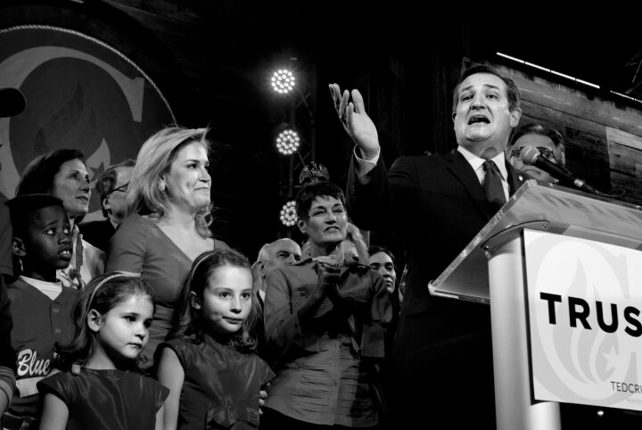 Super Tuesday i USA, 1 mars 2016. Presidentkandidaten Ted Cruz håller tal på sin valvaka efter att ha vunnit sin hemstat Texas. Till vänster står hans fru Heidi och deras två döttrar. Foto: Thomas Nilsson