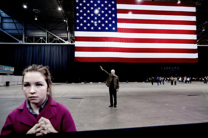 Valet 2012 där Mitt Romney utmanade Barack Obama. Bilden är fotograferad under ett valmöte i Cleveland, Ohio, där snart Romney ska tala. Men först ber man en gemensam bön. Under flaggan står Jeffery Taylor som var en av 6 000 personer på plats. Foto: Thomas Nilsson