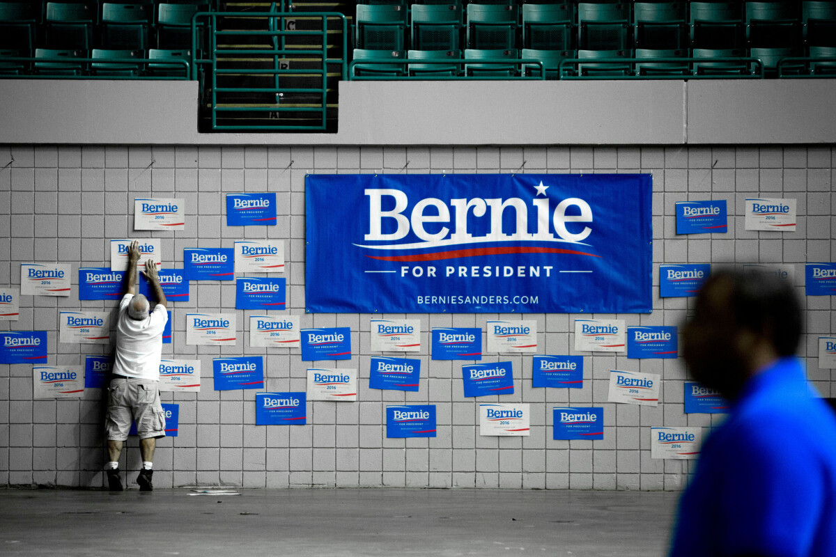 En supporter affischerar inför ett valmöte med den demokratiske presidentkandidaten Bernie Sanders i Florence, South Carolina. Han utmanar Hillary Clinton om att bli partiets kandidat.