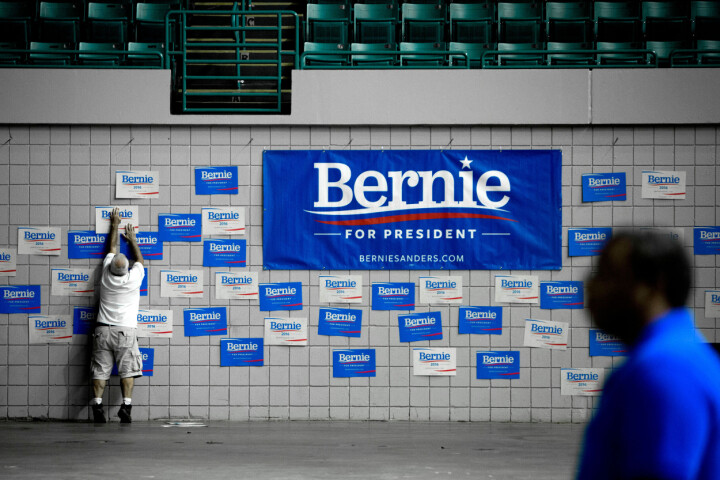 En supporter affischerar inför ett valmöte med den demokratiske presidentkandidaten Bernie Sanders i Florence, South Carolina. Han utmanar Hillary Clinton om att bli partiets kandidat. Foto: Thomas Nilsson