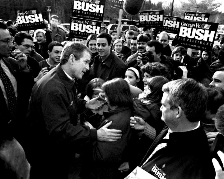 Presidentvalet år 2000. Guvernör George W Bush hälsar på supportrar på väg in till sitt valmöte på Alvirne High School i Hudson, New Hampshire. Foto: Thomas Nilsson
