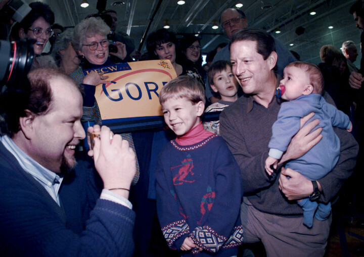 För att bli president måste man vara beredd att hålla i bebisar. Här är vice president Al Gore på kampanjmöte i Deavenport, Iowa, under valet år 2000. Foto: Thomas Nilsson