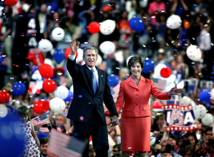 President George W Bush med hustrun Laura i Madison Square Garden, New York, under valet 2004. Han har precis utsetts till republikanernas kandidat. Foto: Thomas Nilsson