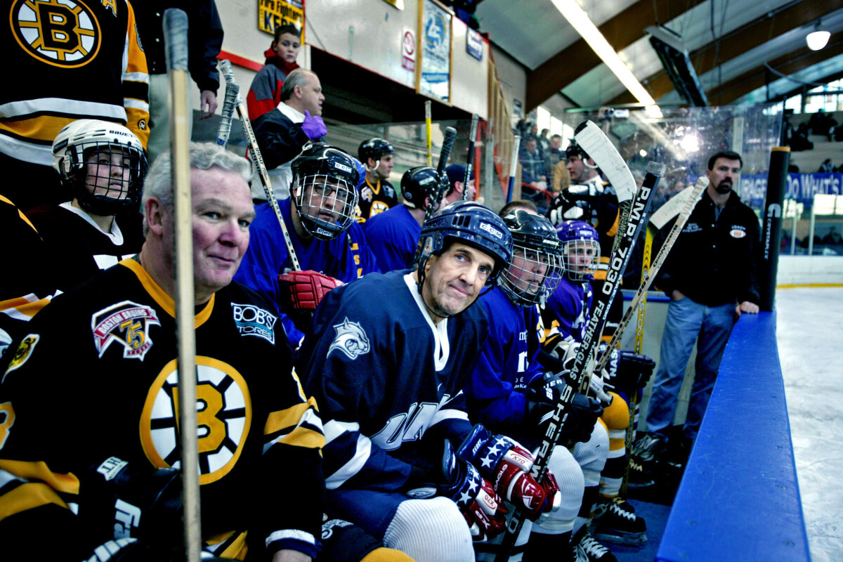 Allt för ett bra fototillfälle. Det är tre dagar kvar till primärvalet i New Hampshire, år 2004, och den demokratiske presidentkandidaten John Kerry spelar hockey med gamla NHL-legender från Boston Bruins.