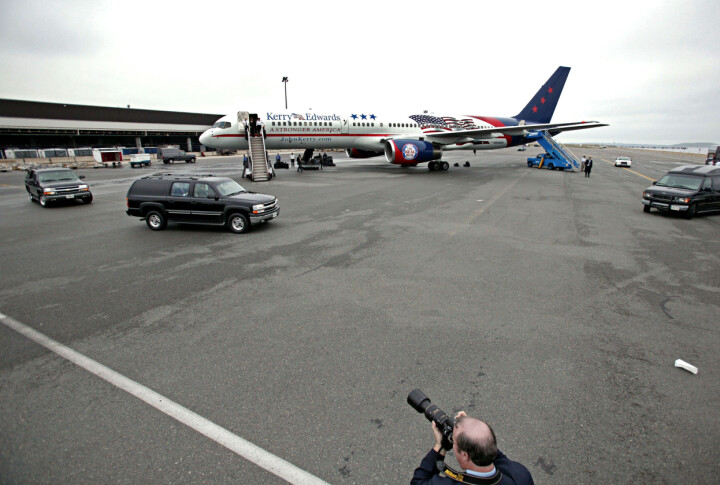 John Kerry har precis landat på Boston Logan Airport i sitt kampanjplan, sommaren 2004. Han sitter i den svarta bilen (andra från vänster). Dagen efter ska han hålla tal på demokraternas konvent. Foto: Thomas Nilsson