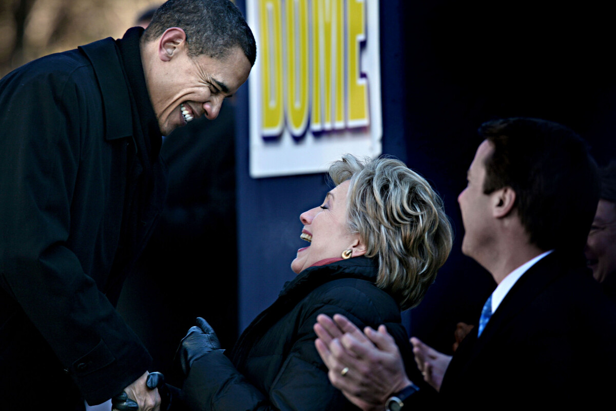 I januari 2017 flyttar Barack Obama ut ur Vita huset. Kanske skakar han här hand med nästa hyresgäst, Hillary Clinton, det återstår att se. Bilden är från januari 2008. »Just då utkämpade de en hård strid. Därför var det lite kul att fånga en så avslappnad bild av dem«, säger Thomas.