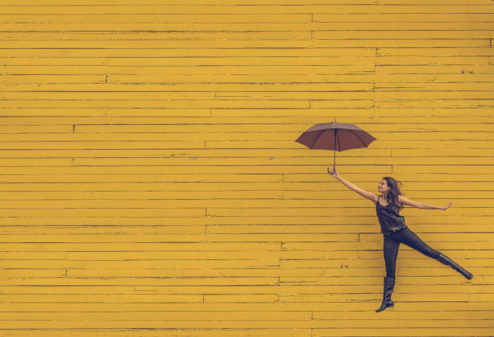 Beroende på färgen i din bild kan du skapa olika stämningar. Till exempel symboliserar gult glädje, i alla fall i vår västerländska kultur. Foto: Pexels / Pixabay