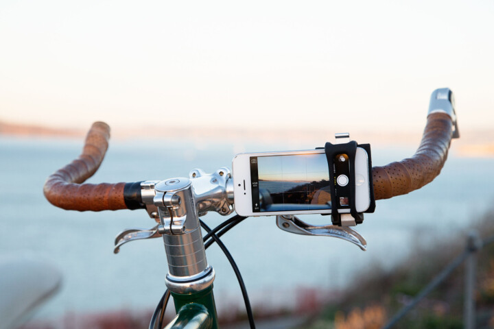Spänne som håller fast mobilen på cykelstyret