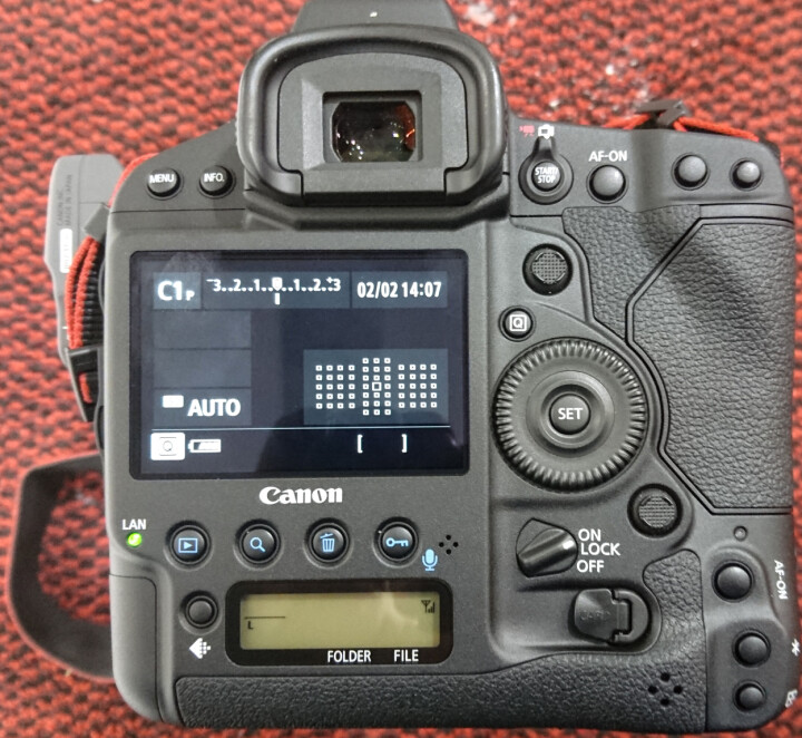 Informationsbilden som visar vald fokuspunkt, fotoläge, exponering, batteri och inställning, på Canon EOS 1D X Mark II.