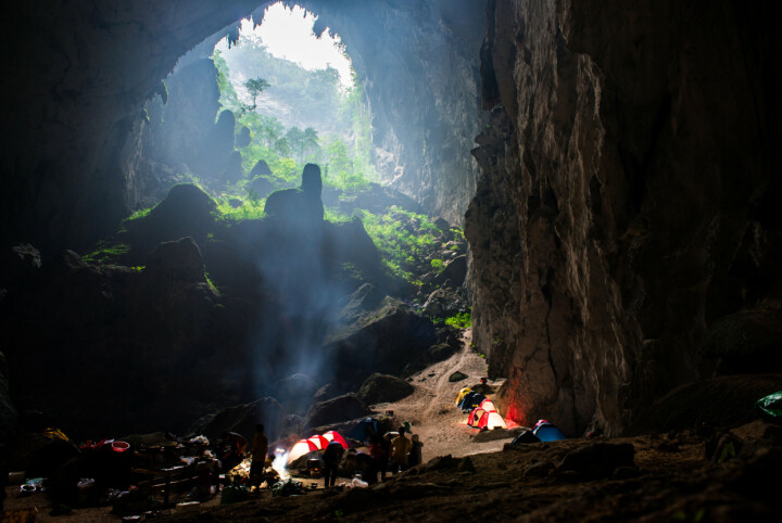 Martin Edström och hans medarbetare vaknar upp till en ny dag med fotograferande u2013 i världens största grotta. Foto: Mats Kahlström