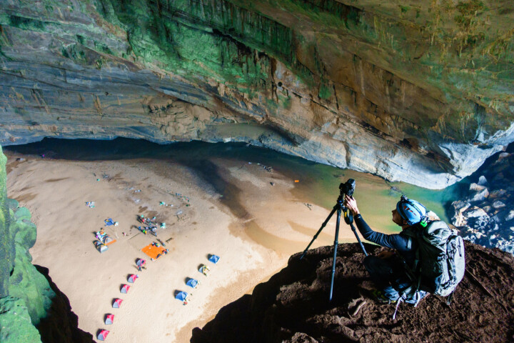 Innan teamet begav sig till Son Doong fotograferade de även i världens tredje största grotta u2013 Hang En. Här tar Martin en bild av expeditionens läger. Foto: Mats Kahlström