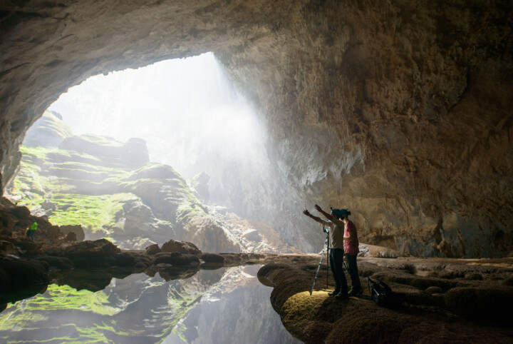 Martin Edström riggar kameran tillsammans med Erik Hinnerdal, för ännu en scen i 360-reportaget om världens största grotta. Här befinner de sig vid en av grottans större öppningar. Foto: Mats Kahlström