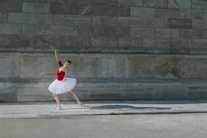 Sussie Mellstedt har fotograferat ballerinor runt om i världen. Projektet började i Rom där Sussie tog kontakt med en balettdansös som jobbar på operan. Foto: Sussie Mellstedt