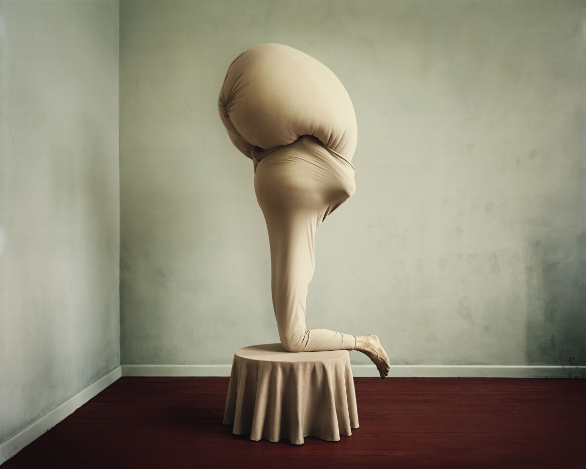 Från nya projektet Figure In som visas på såväl Mjellby Konstmuseum och
Galleri Charlotte Lund i höst, tillsammans med en serie lite krigiska stillebenbilder. Foto: Denise Grünstein