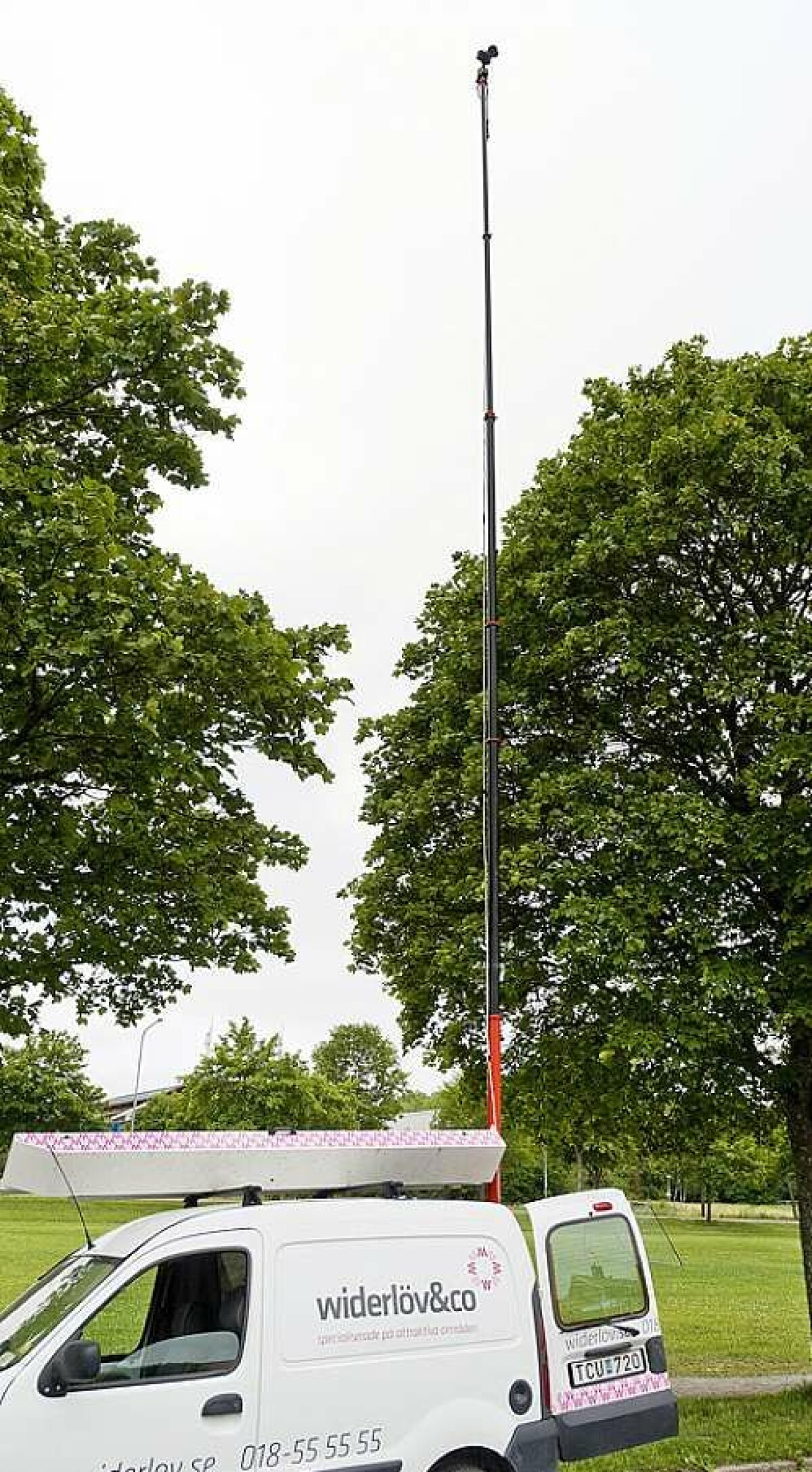Masten som är monterad på bilen är 18 meter hög.