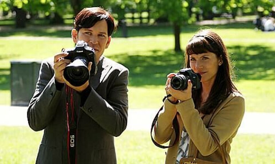 På den första bröllopsfotograferingen möte Robin (Björn Starrin) kärleken och en annan fotograf (Tuva Novotny).