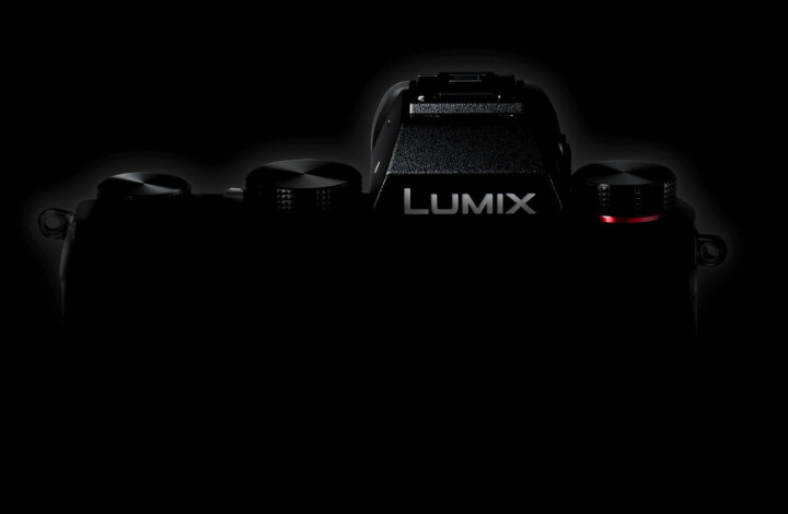 Silhuett av nya Panasonic Lumix S5.